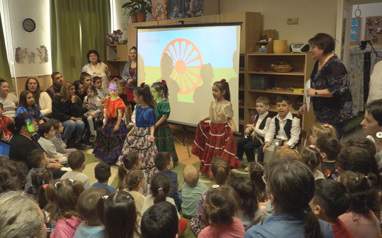 ROMA NAP A KINIZSI UTCAI OVIBAN