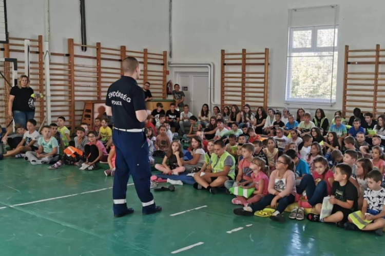 POLGÁRŐRÖK ÉS RENDŐRÖK A GYEREKEK BIZTONSÁGÁÉRT 