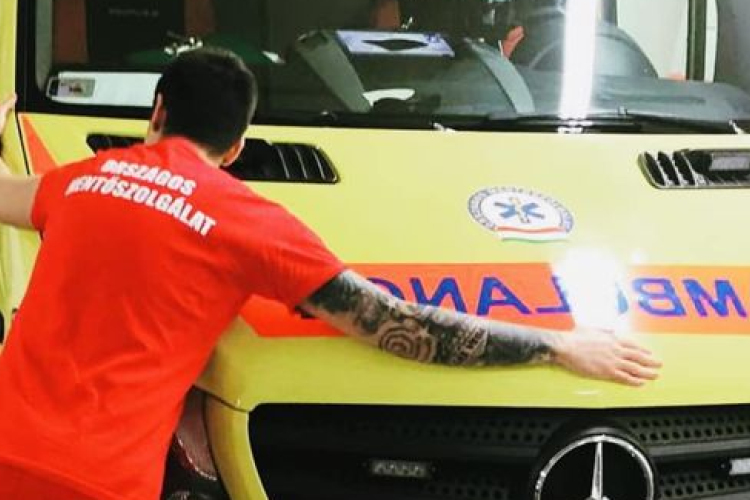 Tört-zúzott a mentőautóban az ittas férfi Siófokon