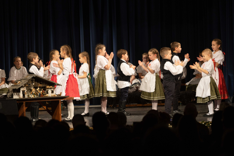 A második adventi gyertya meggyújtása