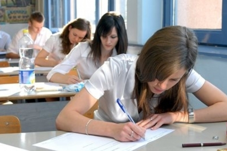 Hétvégén ballagások, hétfőn a magyar írásbelikkel folytatódnak az érettségik