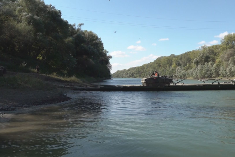 KATONAI GYAKORLAT A TISZÁN