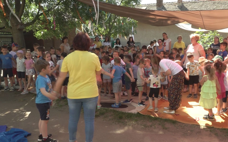 KOMÁZÓ A CSOKONAI UTCAI ÓVODÁBAN