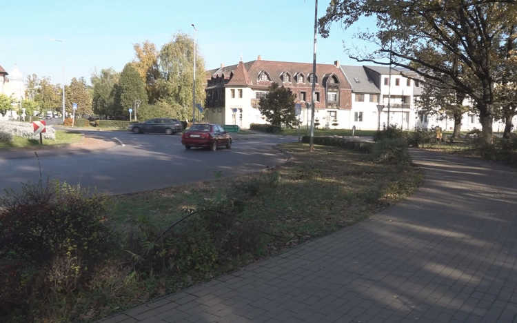MÉG A BUSZMEGÁLLÓBÓL IS ELLOPTA A PADOT