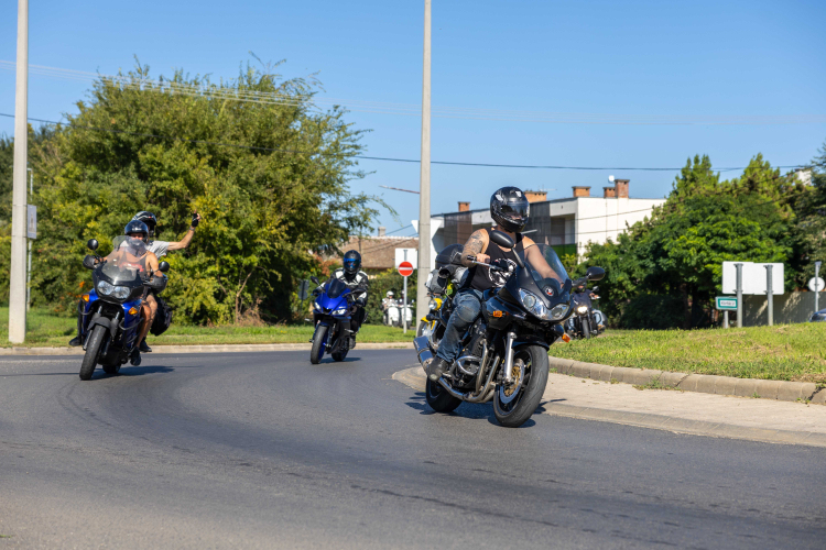 Motoros felvonulás