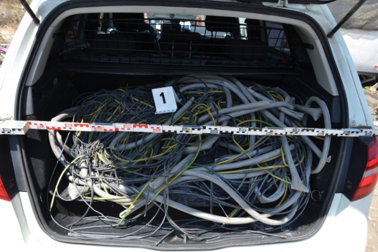 VEZÉRLŐKÁBELT LOPTAK SZOLNOKON