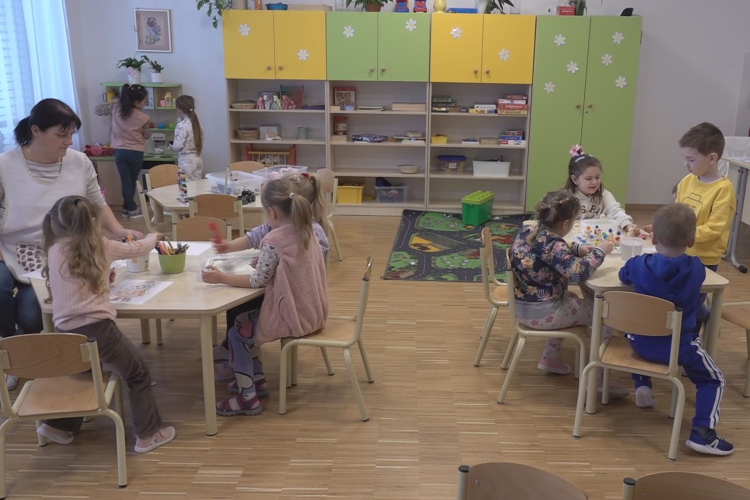 SZÍNES PROGRAMOK VÁRNAK A SZENT ERZSÉBET KATOLIKUS ÓVODA APRÓSÁGAIRA