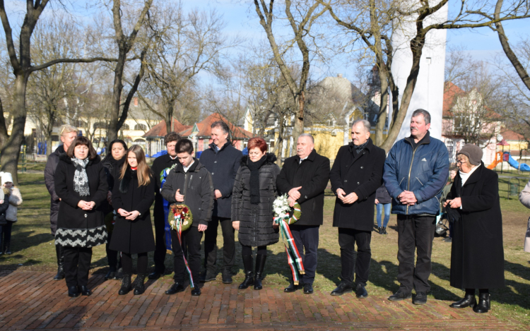 Megkoszorúzták Györffy István szobrát