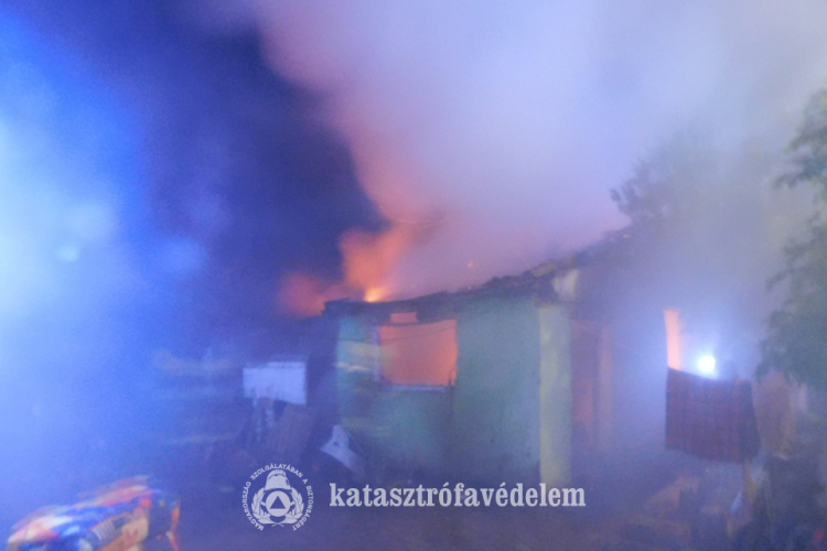 Tűz volt egy karcagi melléképületben