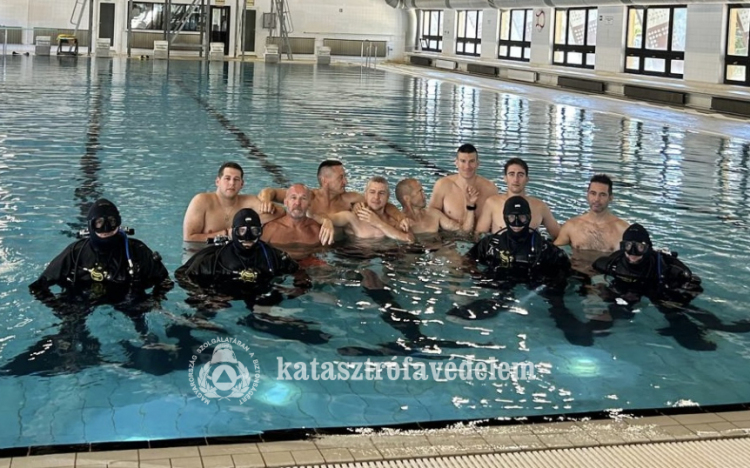 Nemzetközi vízimentő minősítést szerzett a HUNOR tagjaként egy mezőtúri tűzoltó