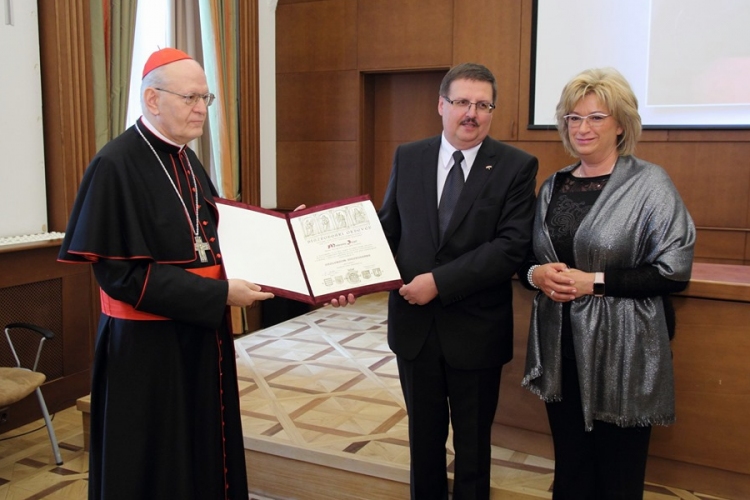 Esztergom díszpolgári címet adományozott Mindszenty Józsefnek