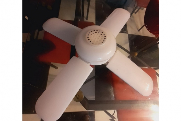 BLUETOOTH HANGSZÓRÓS MENNYEZETI LÁMPÁT VITT EL EGY FÉRFI CIBAKHÁZÁN 