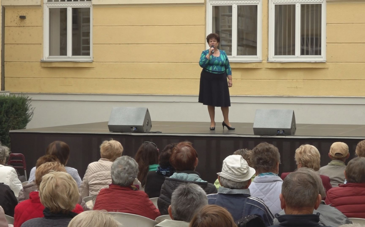 IDŐSEKNEK KEDVESKEDTEK