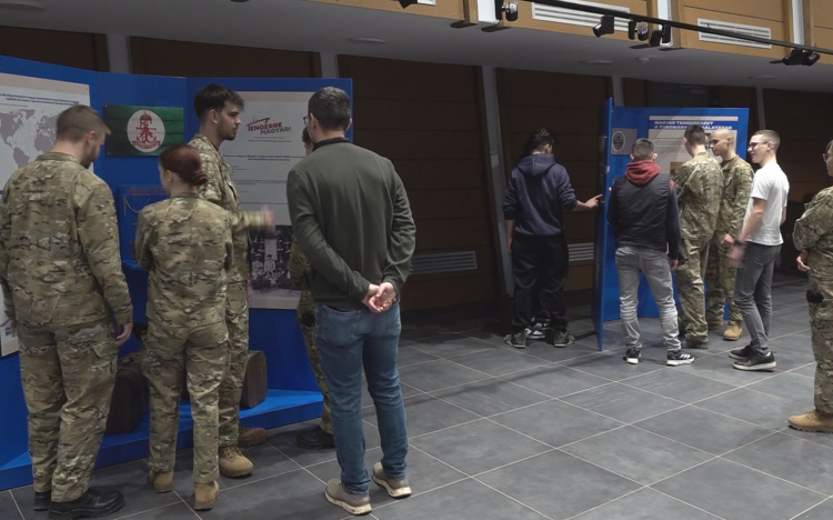 LENYŰGÖZTE A DIÁKOKAT A TENGERÉSZETI KIÁLLÍTÁS