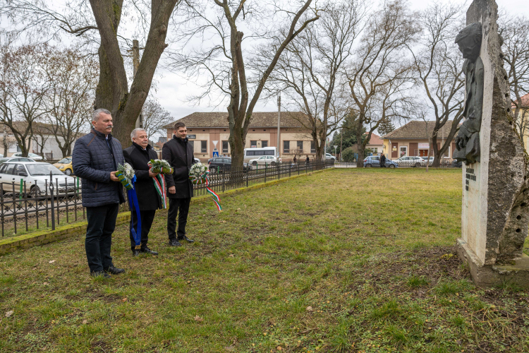 Koszorúzás Mándoky Kongúr István szobránál