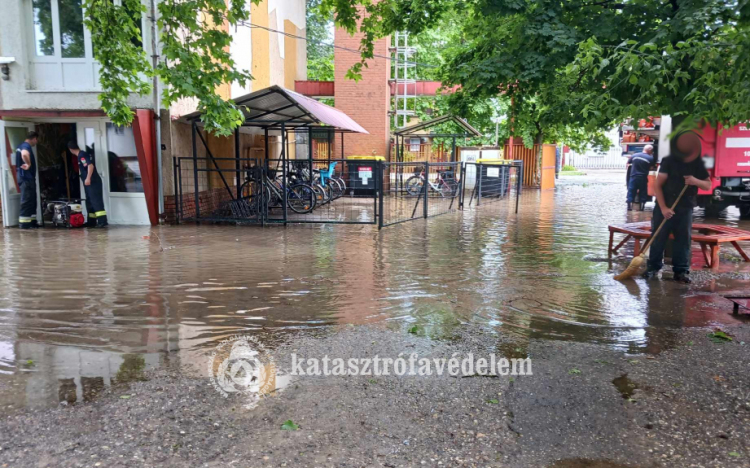  Pincéket, udvarokat öntött el a pénteki eső