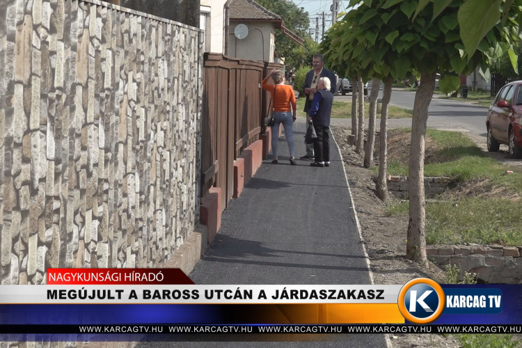 MEGÚJULT A BAROSS UTCÁN A JÁRDASZAKASZ