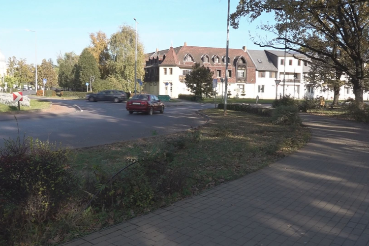 MÉG A BUSZMEGÁLLÓBÓL IS ELLOPTA A PADOT
