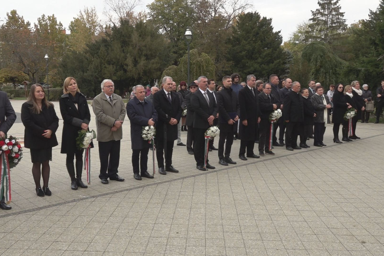 MEGEMLÉKEZÉS A VÁROSHÁZA ELŐTTI TÉREN