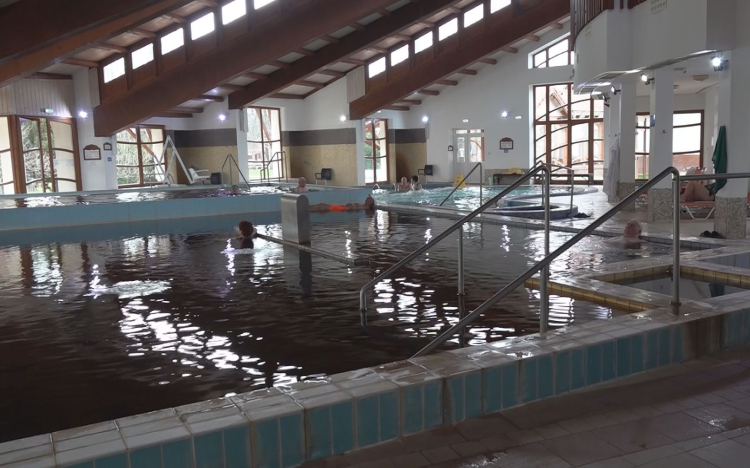 GYÓGYÁSZATI SZOLGÁLTATÁSOKKAL ÉS KEDVEZMÉNYEKKEL IS VÁRJÁK A FÜRDŐZŐKET