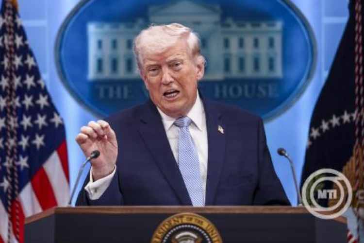 Iráni konfliktus - Donald Trump 50 százalékos büntetővámot jelentett be az Iránnak fegyvereket szállító országokra