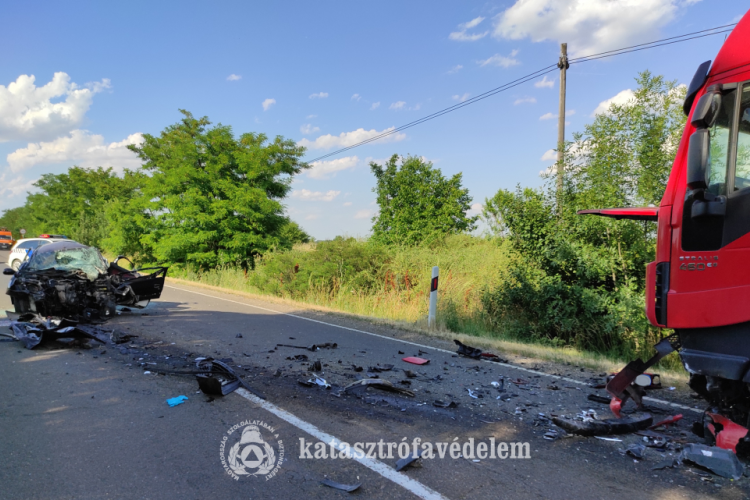 Kamion és személyautó ütközött Tiszaföldváron