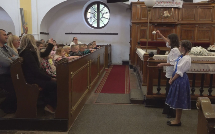 VARÁZSLATOS ZENE-A ZENE ÖSSZEKÖT