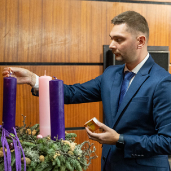 A második adventi gyertya meggyújtása