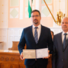 Mandátum átadó 
