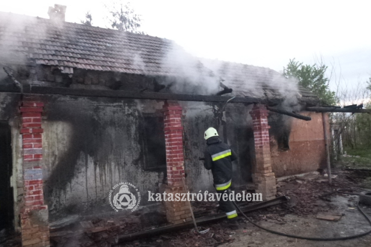  Kiégett egy családi ház Jászladányon