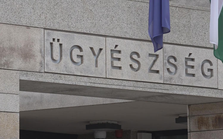 BIZTONSÁGI ŐRREL DULAKODOTT-LETARTÓZTATTÁK