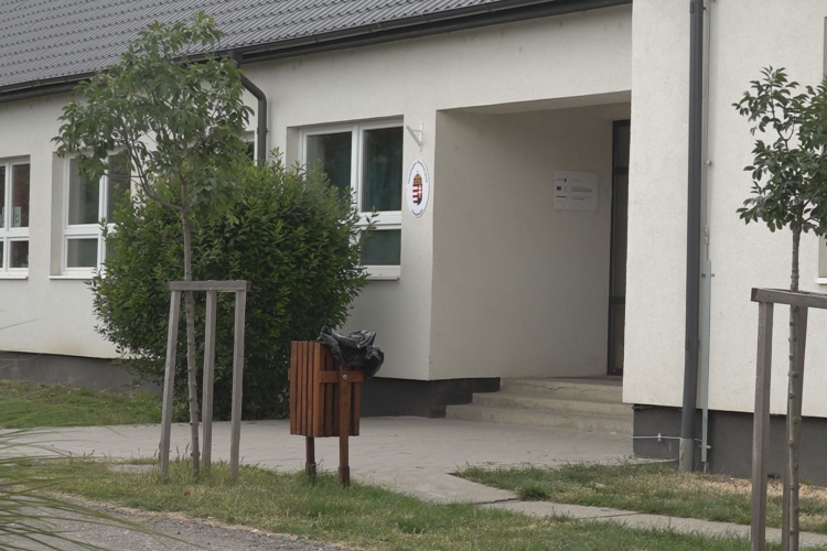 BETÖRTEK AZ ISKOLÁBA TISZAPÜSPÖKIBEN
