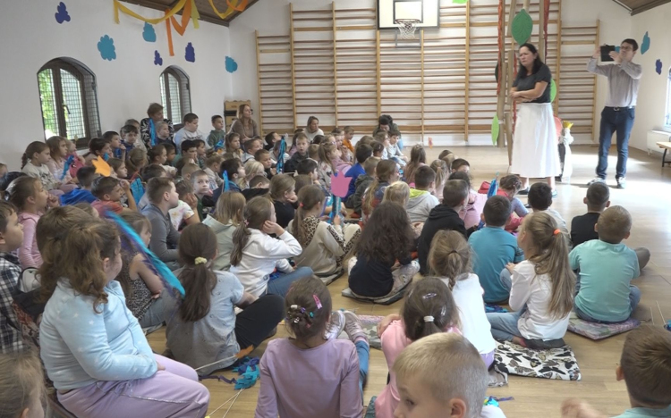 MESEDÉLUTÁN A REFIBEN