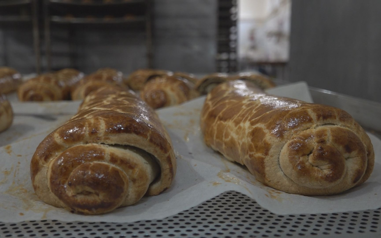 KÉSZÜLNEK A BEJGLIK A PÉKSÉGEKBEN