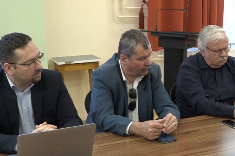 ÜLÉSEZETT A KÉPVISELŐ-TESTÜLET