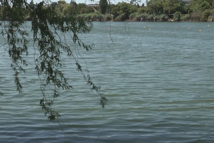 NYÁRI VÍZSZINTTEL TELEL AZ ALCSI HOLT- TISZA