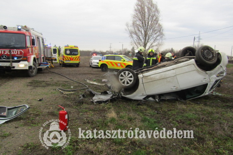 Lesodródott az útról egy autó Mezőtúrnál