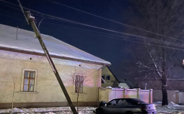 Villanyoszlopnak ütközött