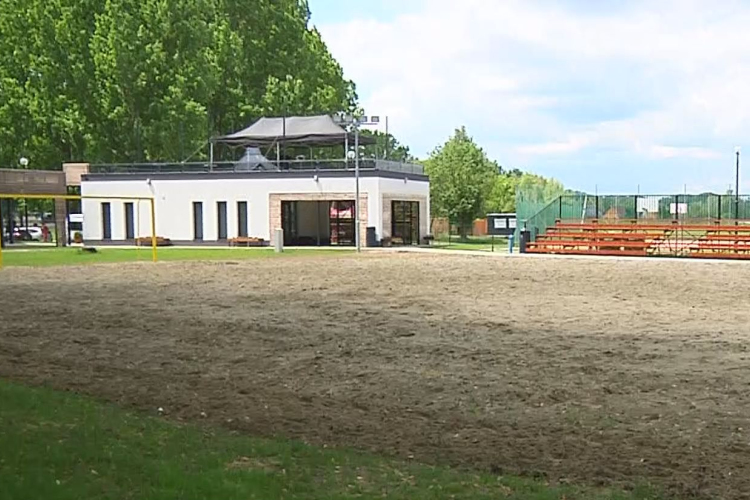 FÉLMILLIÁRD FORINTBÓL ÚJULT MEG A SZABADSTRAND