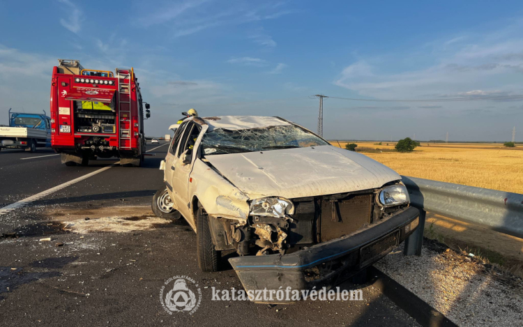 Felborult egy autó az M4-esen