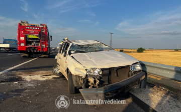 Felborult egy autó az M4-esen