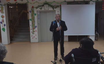 KÖSZÖNTÖTTÉK AZ IDŐSEKET A ZÖLDFA UTCAI IDŐSEK OTTHONÁBAN