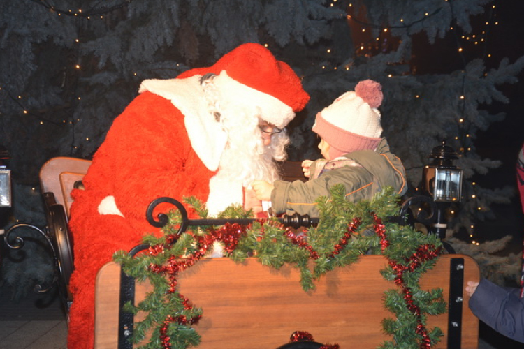 Mikulás egy szánon várta a kicsiket