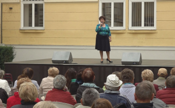 IDŐSEKNEK KEDVESKEDTEK