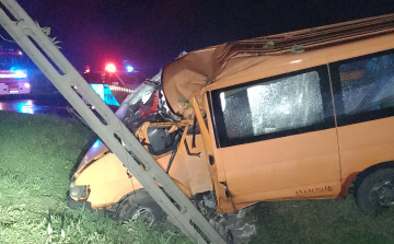 Villanyoszlopnak ütközött egy személygépkocsi Fegyverneknél