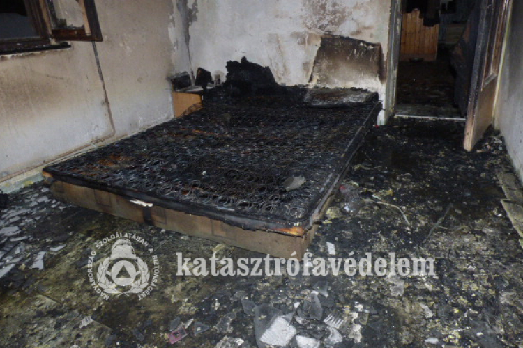  Ágymatrac gyulladt ki egy karcagi házban