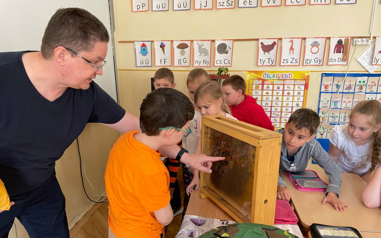 Az 1.b osztály a májusi méhecskékkel zümmögött!