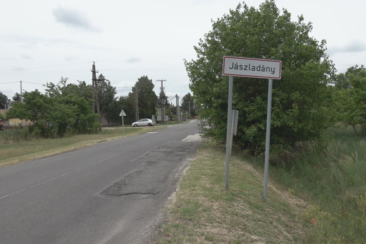 SNICCERREL TÁMADT A ZAVART NŐ JÁSZLADÁNYBAN