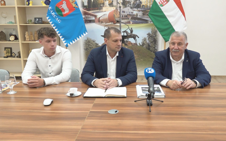HAT NEMZETKÖZI ÜZLET ÉRKEZHET KARCAGRA