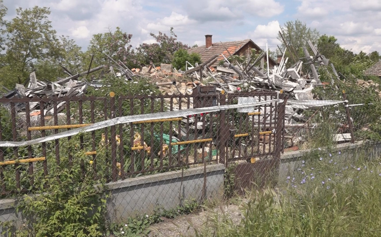 SZÁNDÉKOSAN FELROBBANTOTTA A HÁZUKAT